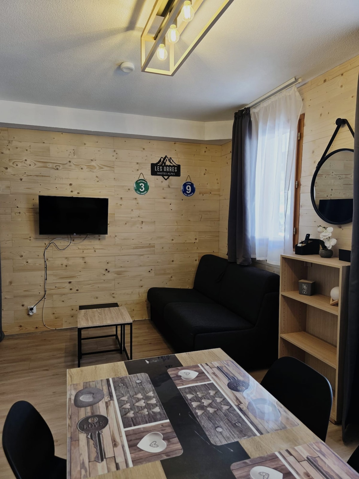 Top Airbnb: Charming studio in residence with pool. in Les Orres