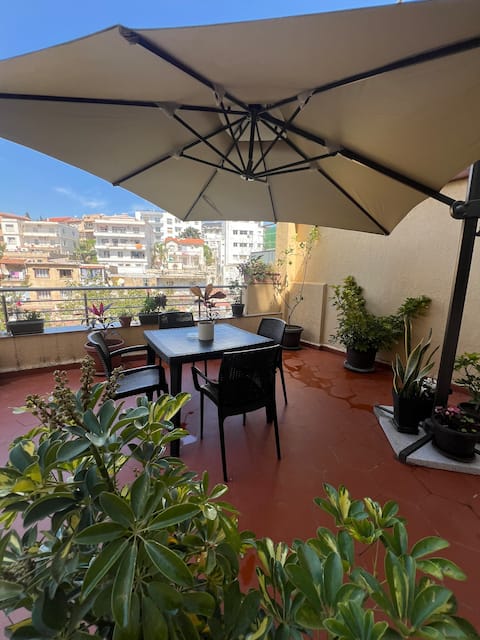 Spacious apartment with terrace in Hydra