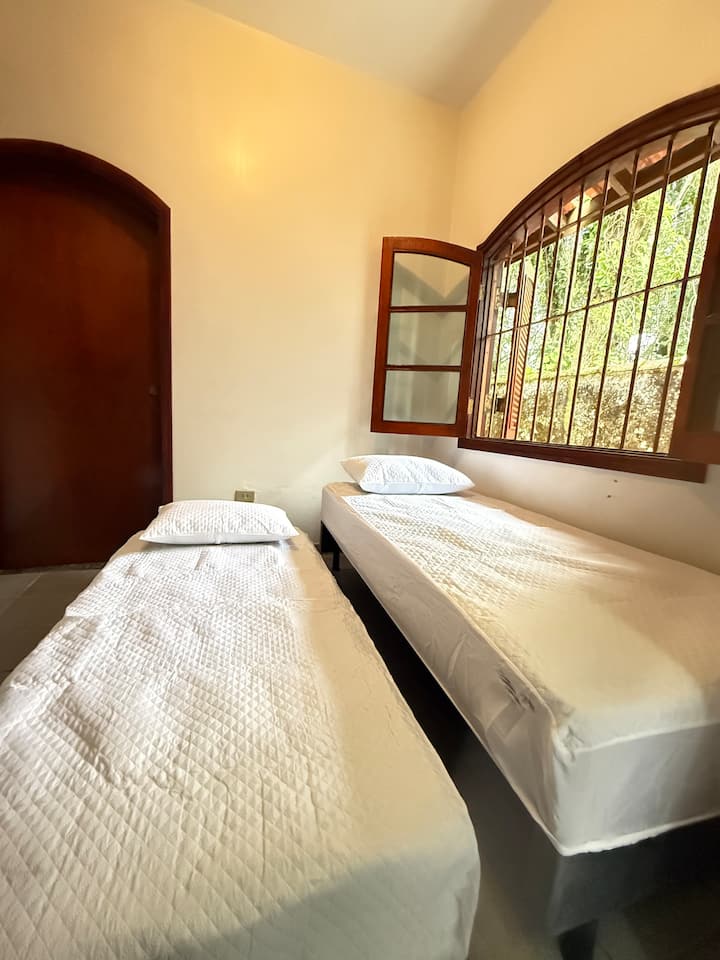 Habitación con una cama de una sola caja y un ayudante a continuación 