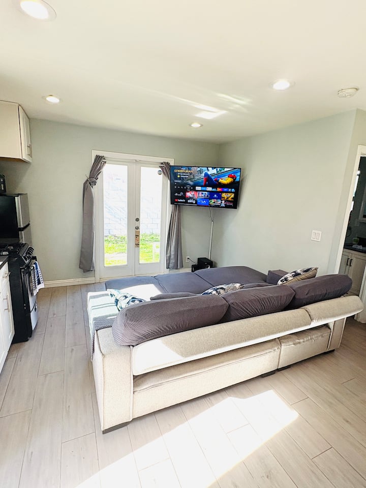 Cozy Studio Near Sofi W/parking, *Close* To It All - Huntington Park, CA