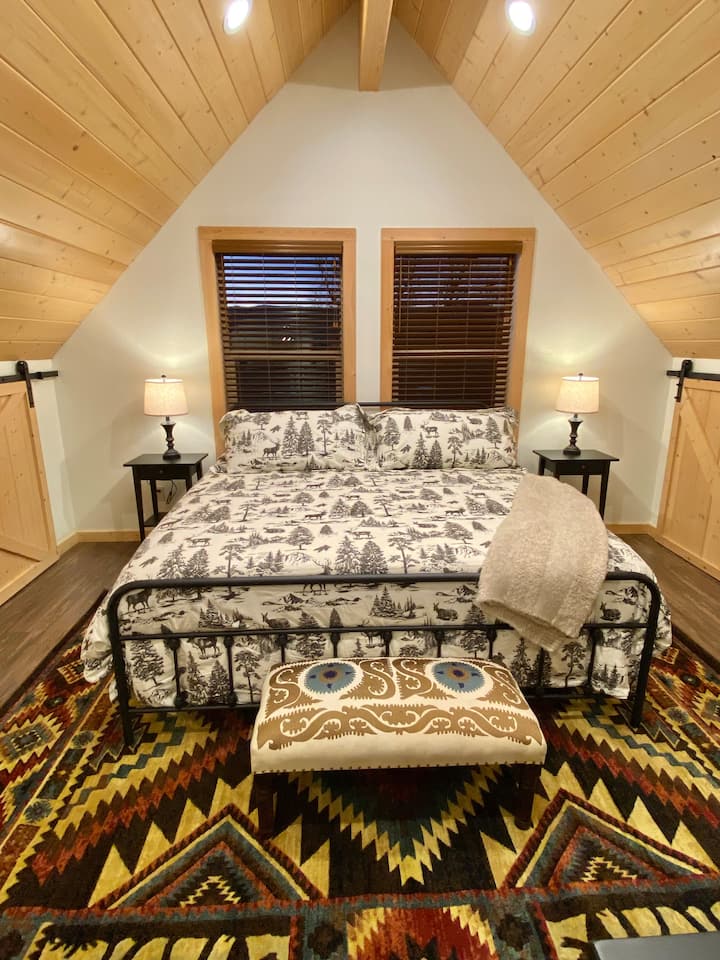 מיטת קינג סייז ומזרן חדשים. 