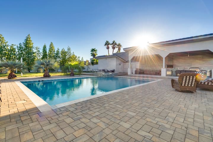 Luxury Oasis Private Pool+Heated Spa+Steam room