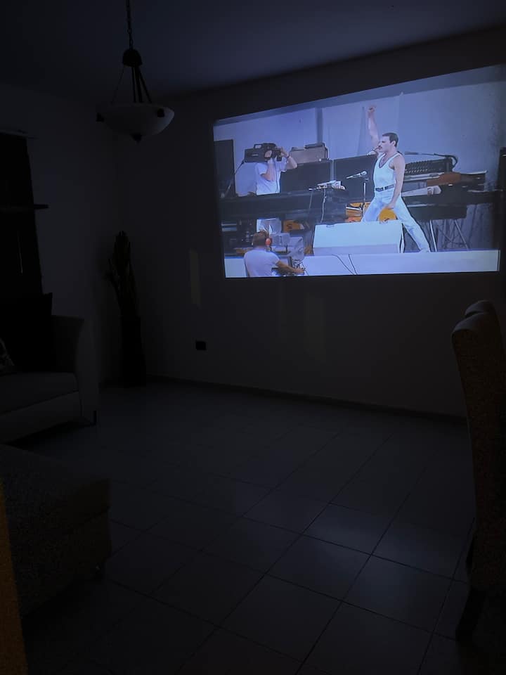 客厅配备投影仪，可观看互联网和有线频道。流媒体平台