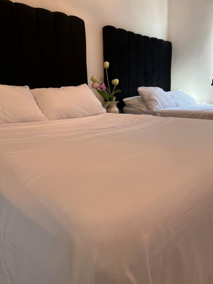 主卧配备2张标准双人床、步入式衣柜和全功能卫生间 