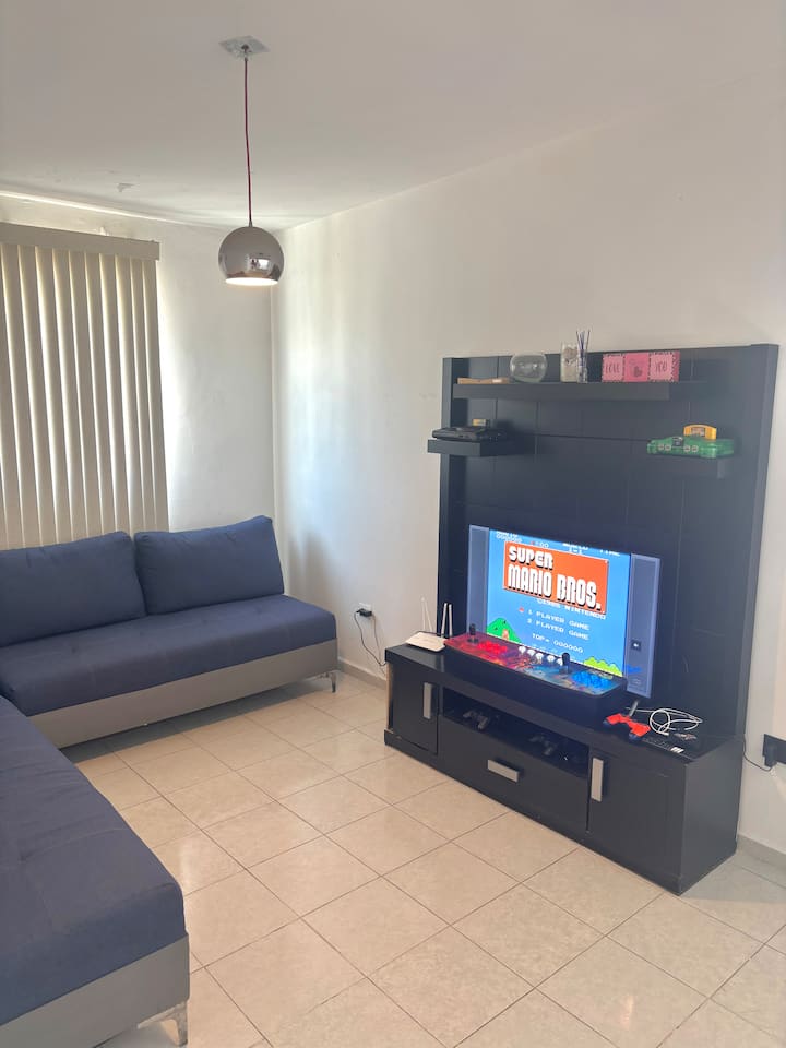 客厅配有街机游戏机 