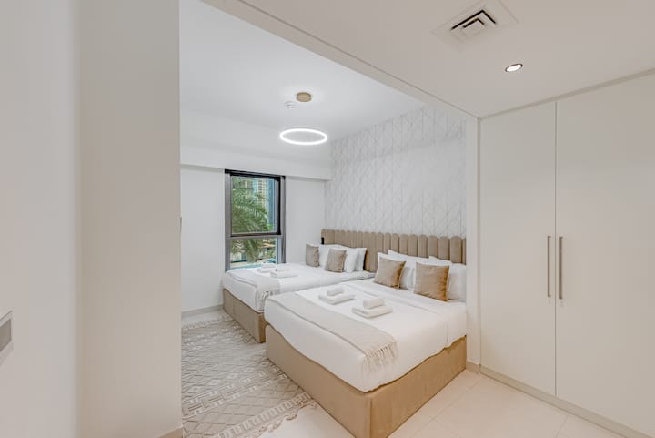 Dva bračna kreveta udobna su za četiri osobe, a tu su i 43-inčni pametni televizor, ambijentalna LED rasvjeta, dovoljno prostora za pohranu i kupaonica s tušem.