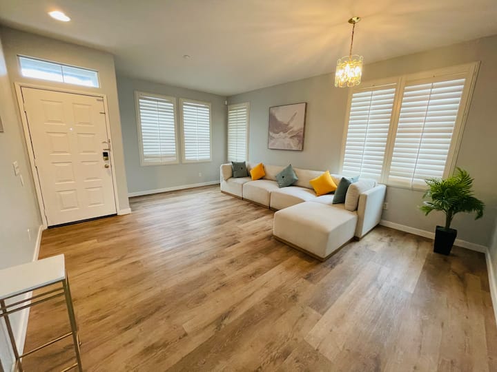 Luxury Beautiful Home/close Airport/jacuzzi Bath - Fontana, CA