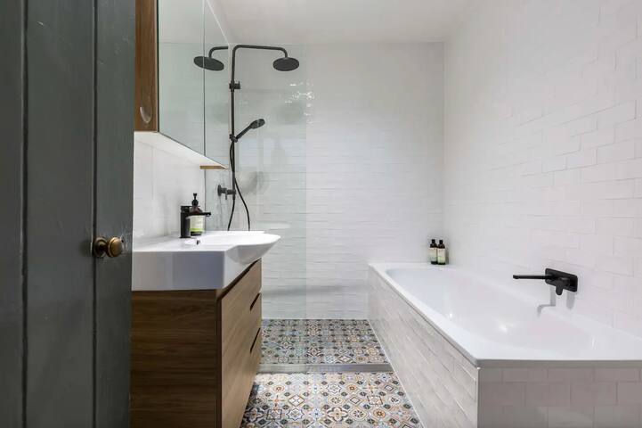 4 Bed Home – Millers Point Home Harbourside gallery image 4