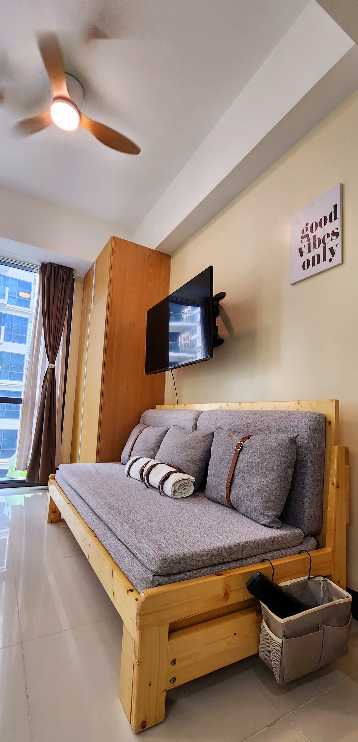 Წარმოგიდგენთ ჩვენს იაპონურ დივანს, რომელიც სტილისა და ფუნქციონალურობის იდეალური ნაზავია! Გამოყვანისას ის გარდაიქმნება ლუქს-კლასის საწოლად, რომელიც შექმნილია ორთოპედიული-უსაფრთხო მყარი ქაფით და განსაკუთრებულ მხარდაჭერას უწევს კომფორტს.