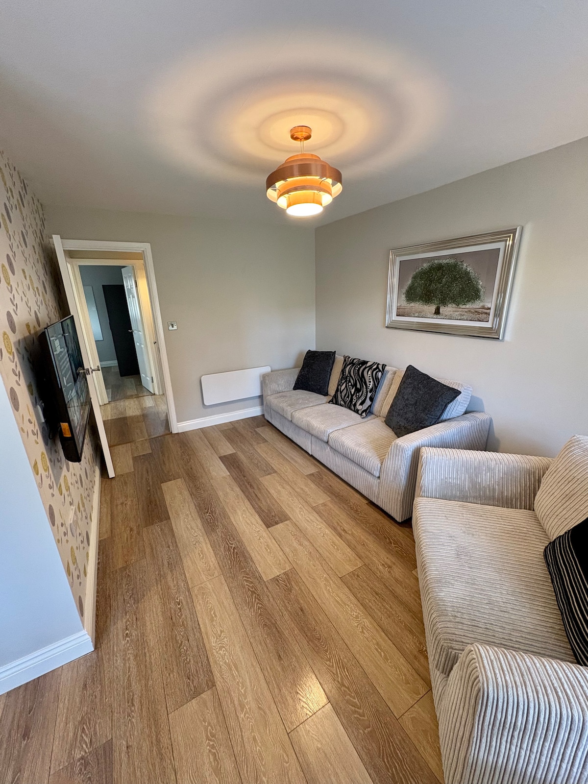 Top Airbnb: Stunning Modern 2 Bedroom Apartment & Free Parking in Morley