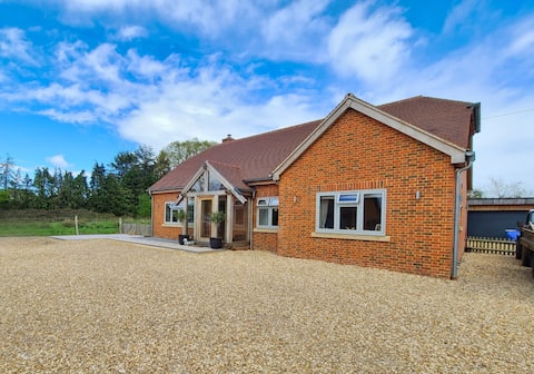 Kennington House, 5 minutes from Peppa Pig world!