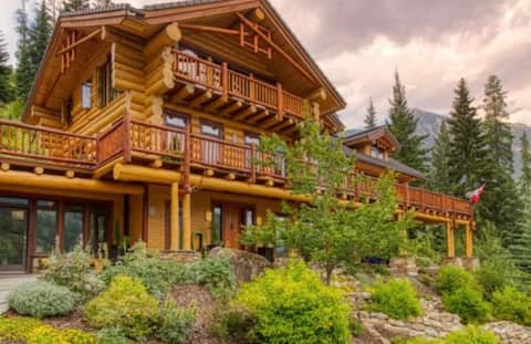 Luxurious cabin in the mountains