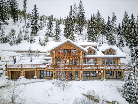 Luxurious cabin in the mountains
