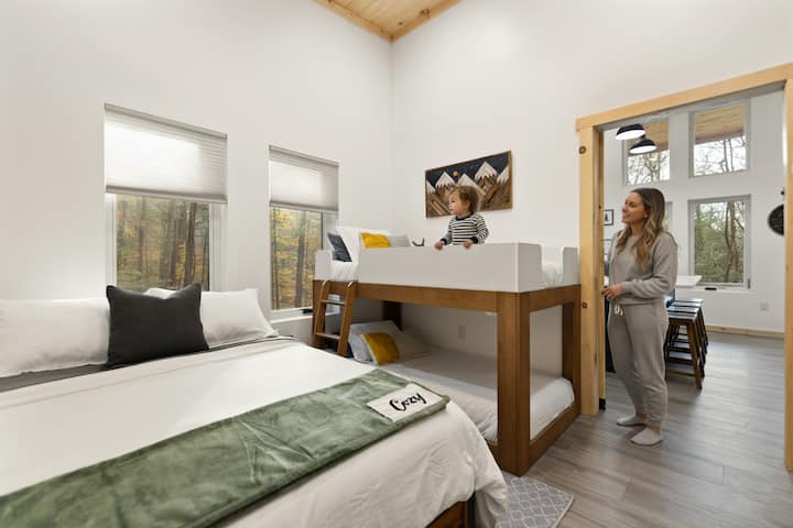 Удобен брачен кревет (широк 150 – 179 см) со два единечни кревета со мемориска пена. Повлечете ги завесите за приватност.