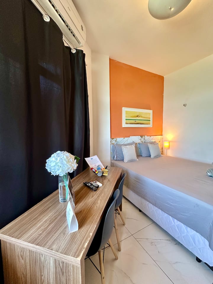 ที่พักที่มีวิวทะเลแบบพาโนรามา เหมาะสำหรับใช้เป็นโฮมออฟฟิศหรือทานอาหารพร้อมชมทิวทัศน์สวยงาม มีเครื่องปรับอากาศ โต๊ะพร้อมเก้าอี้ 2 ตัว และหน้าต่างบานใหญ่ที่ให้แสงธรรมชาติและสภาพแวดล้อมที่สร้างแรงบันดาลใจ