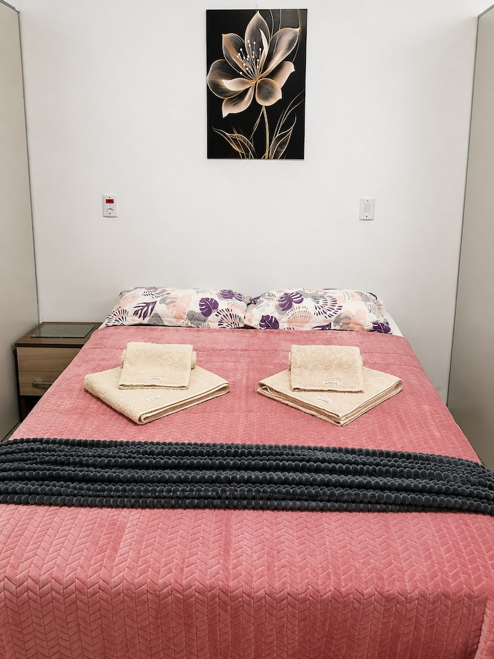 quarto destinado a casal ou solteiro

o quarto acomoda até duas pessoas no quarto.