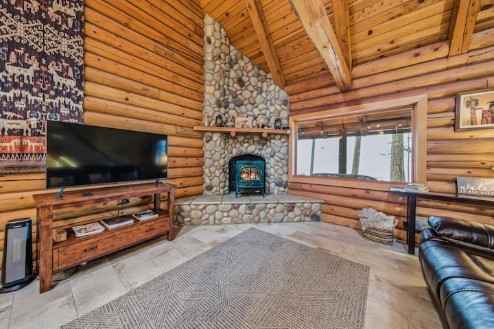 Peaceful Waterfront Log Cabin - La Conner, WA