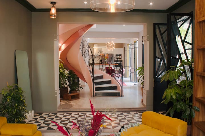 Wake up in an Art Gallery / Luxury Vacation Home