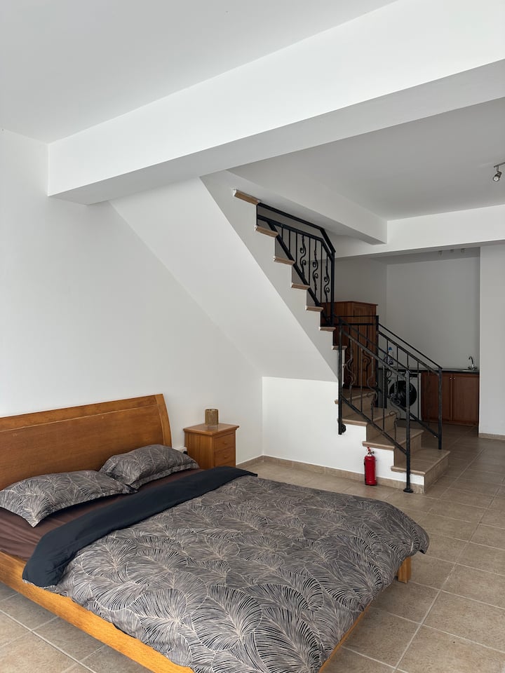 ชั้นล่างมีเตียงคู่และพื้นที่นั่งเล่นที่สองพร้อมเตียงโซฟา สามารถดึงโซฟาออกมาและรองรับได้อีก 2 คน ห้องพักแนะนำสำหรับ 3 คน แต่สามารถเข้าพักได้ 4 คน 