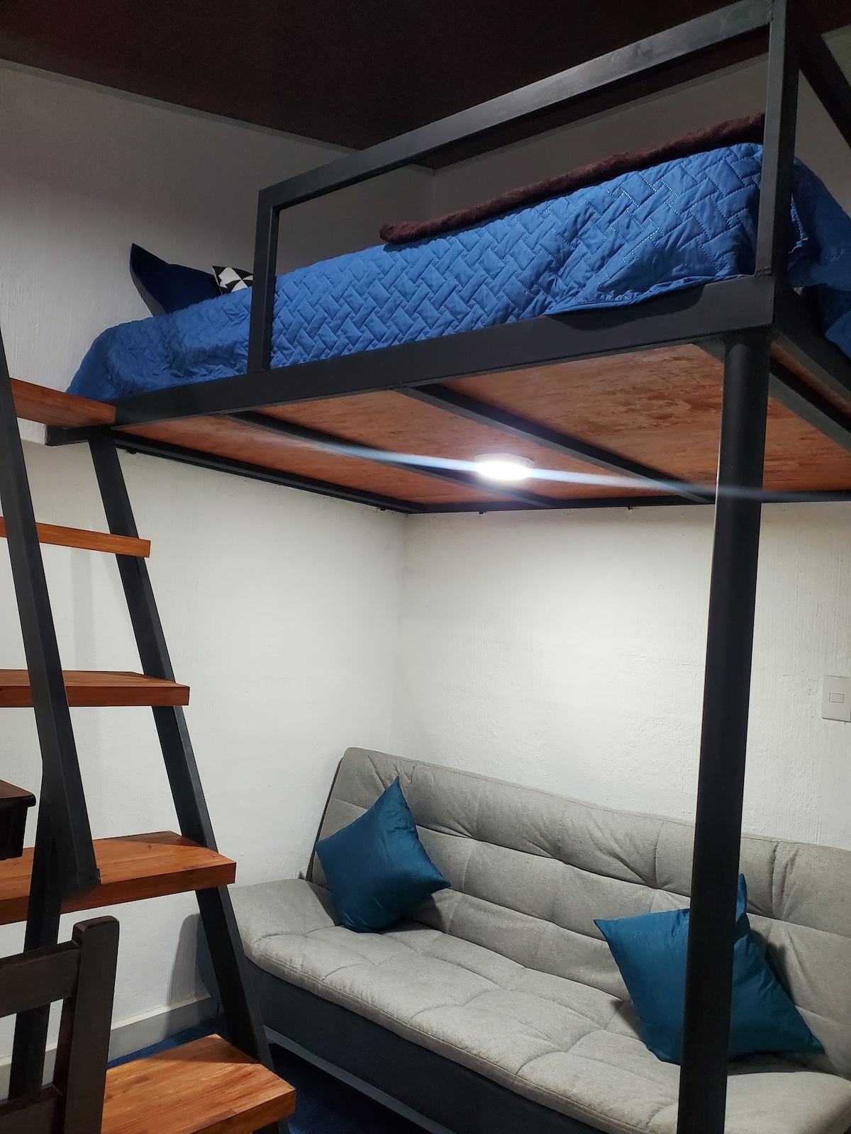 krevet na katu je bračni krevet i kauč na razvlačenje u prizemlju, može ležati do dvije tanke osobe