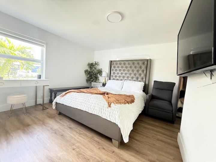 Suite  Private Entry  Washer - Kendall, FL