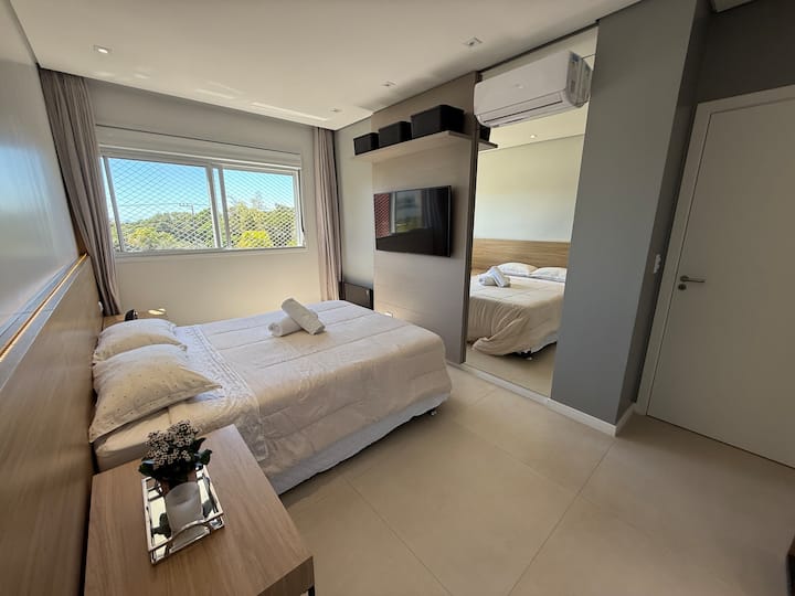 Самостоятелна баня с просторни гардероби, 46-инчов смарт телевизор, климатик, отопление и невероятна гледка. 