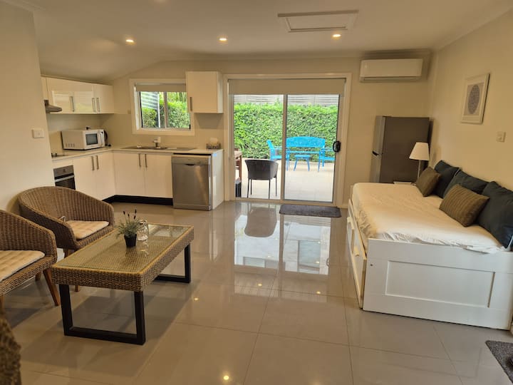 sala con patio adjunto. 