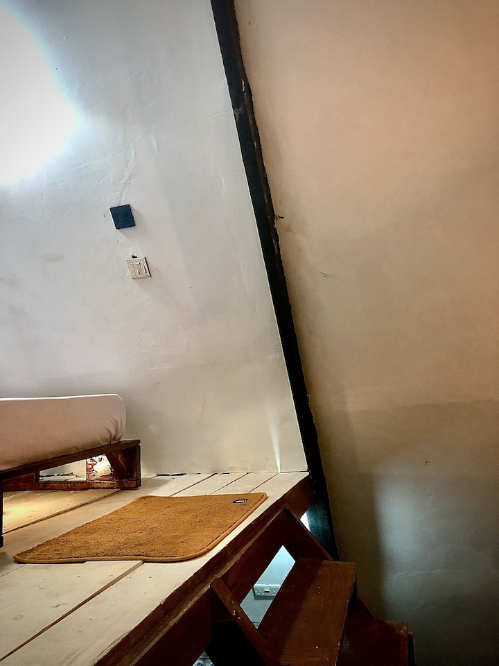Escalier en bois menant au loft