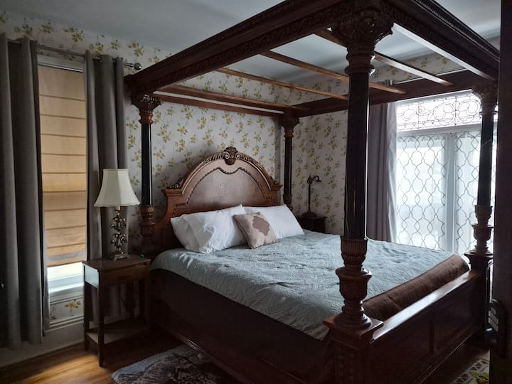 The White Lantern Grand Bedroom - Sarnia