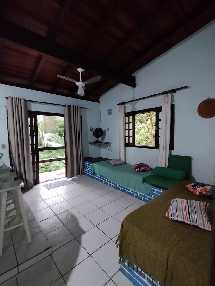 მისაღები ოთახი, რომელშიც დივნები ერთადგილიანი საწოლებიცაა