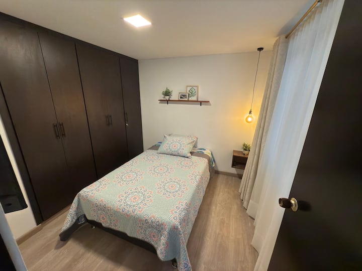 Quarto acolhedor e agradável, onde você definitivamente se sentirá em casa.