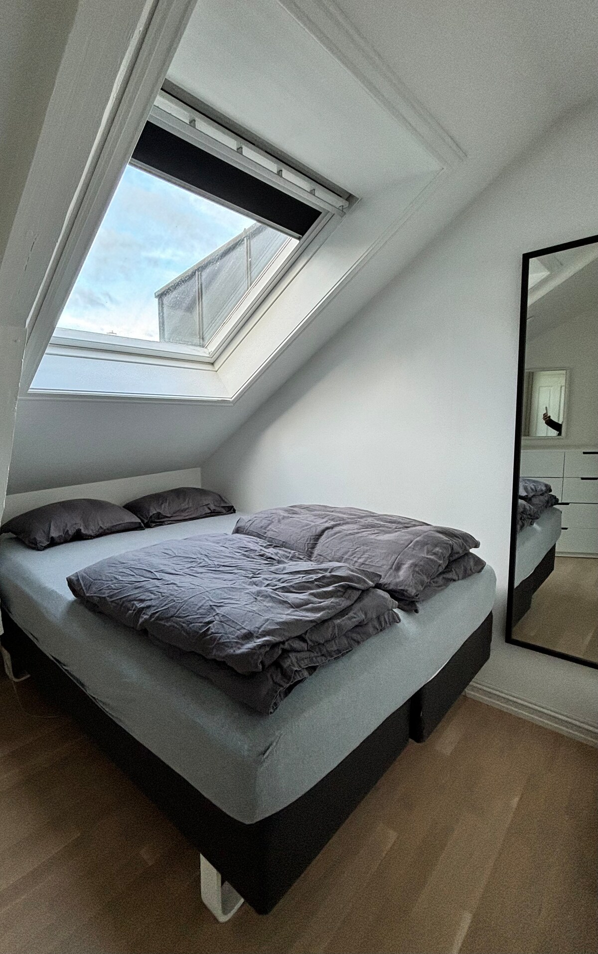 Schlafzimmer mit 150 x 200 cm Bett.