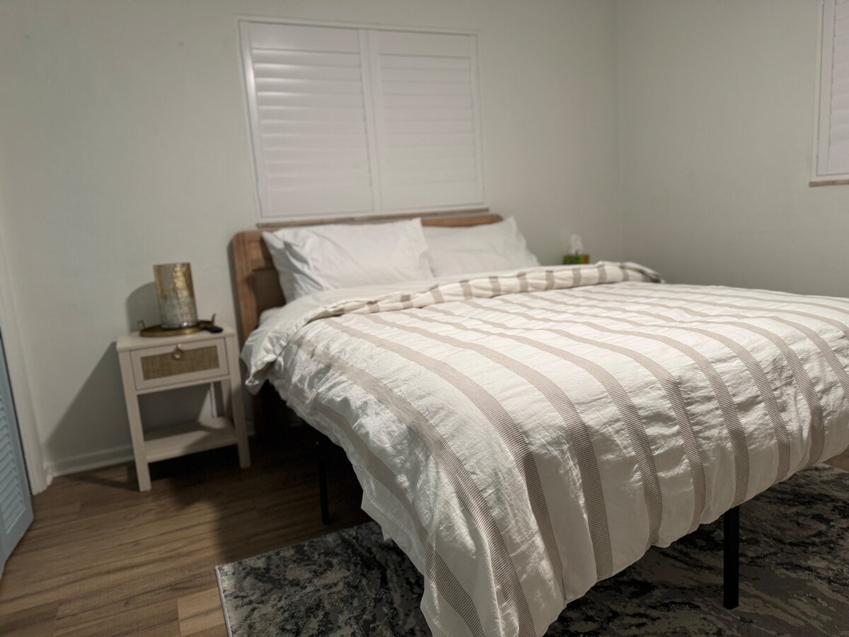 标准双人床和遥控风扇