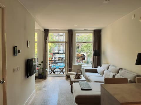 Top performing Airbnb: Modern, cozy apartment in The Pijp in Cornelis Troostbuurt