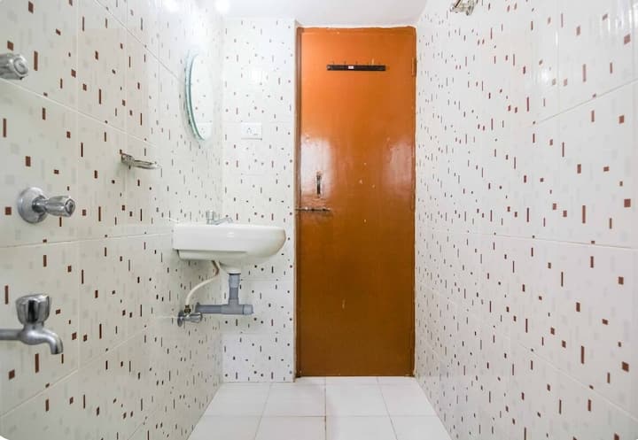 Full bathroom 3 image 1
