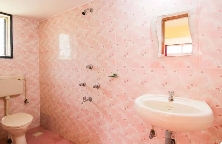 Full bathroom 2 image 1