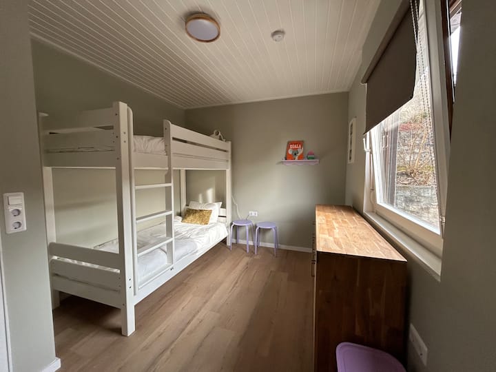 Kinderslaapkamer met speelgoed. Een kast voor kleding en genoeg ruimte voor een campingbedje erbij