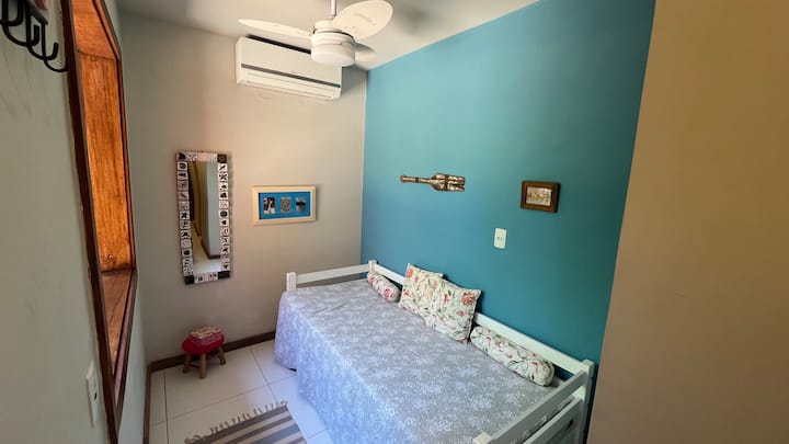 غرفة نوم بسرير واحد مع بيكاما. الحمام وتكييف الهواء. تحتوي على نافذة وخزانة. 