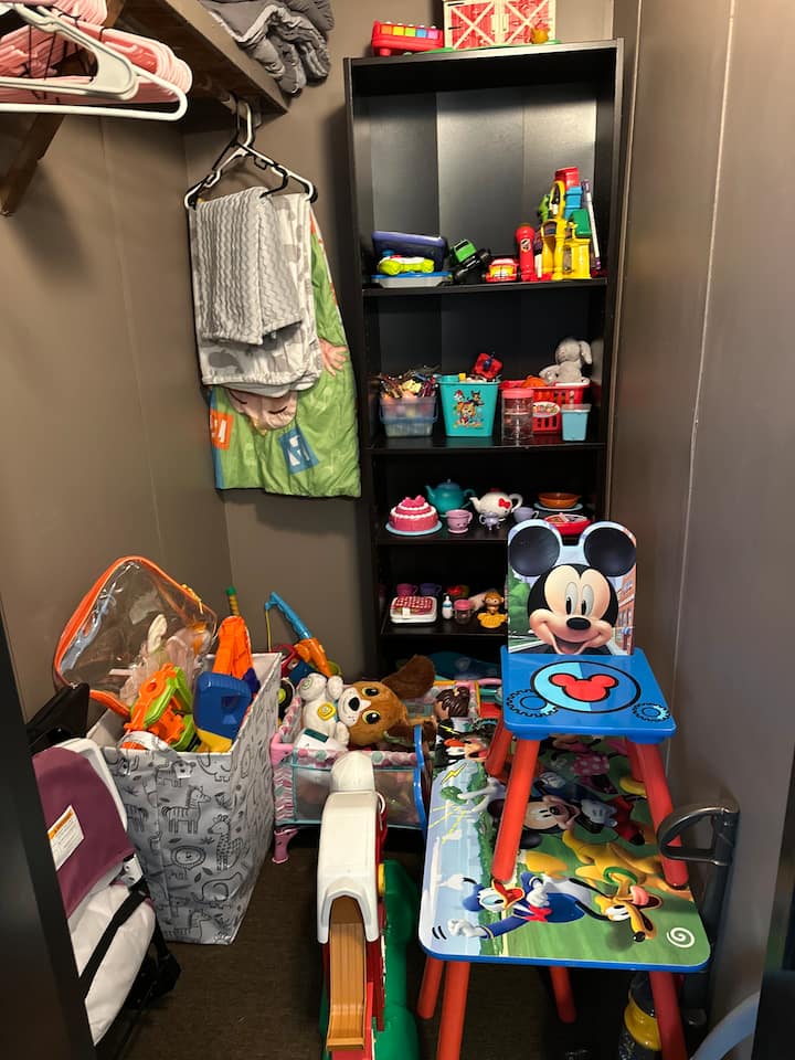 Hračky sú v skrini, aby ste si ich mohli vychutnať. Nachádza sa tu aj detský stôl a stoličky. 
Detská jedálenská stolička
