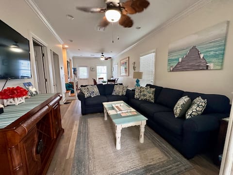 Popular Airbnb listing: Casa Cay West 3bed3bath sleeps 8 tropical decorate in Stock Island
