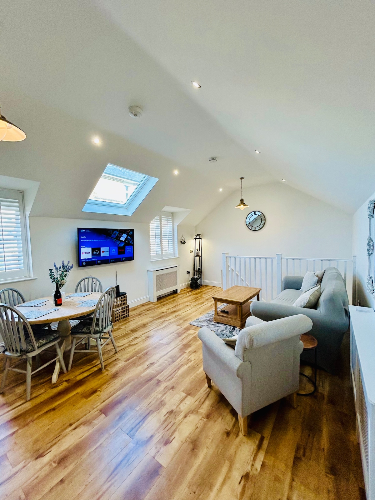 Top Airbnb: No.3 > Stylish home in perfect location > Parking! in Manston