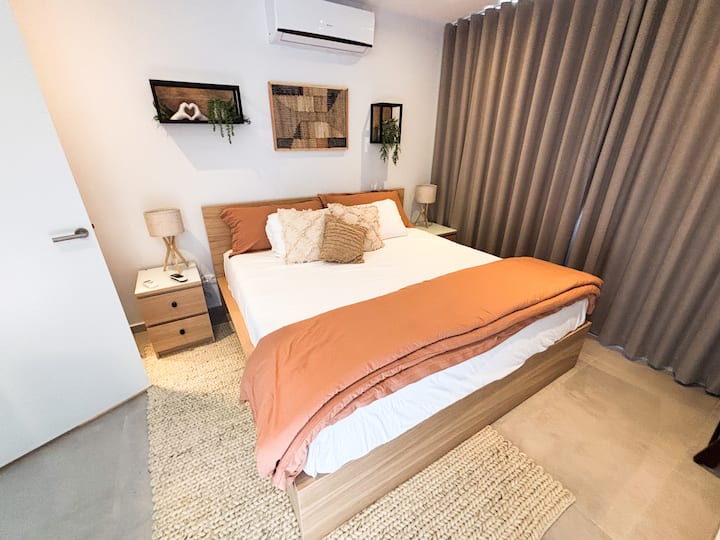 Hoofdslaapkamer met kigsize bed, airco, fan en smart tv