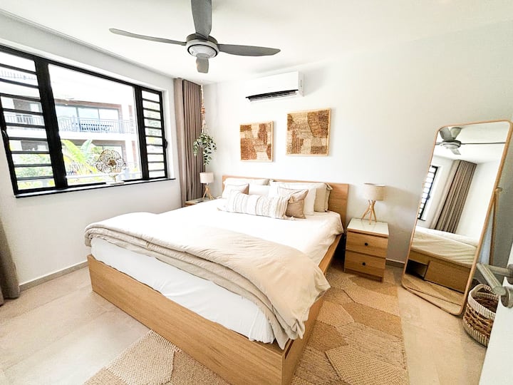 Tweede slaapkamer met kingsize bed, airco, fan en smart tv