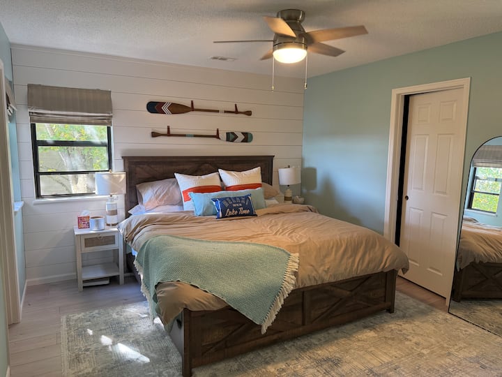 Без разлика дали сакате да спиете по забавен ден или да се опуштите и да гледате филм во вашиот брачен кревет, мајсторот нуди пространо место за одмор со многу природна светлина, голема прошетка во плакар, канцелариско катче и сопствена бања 