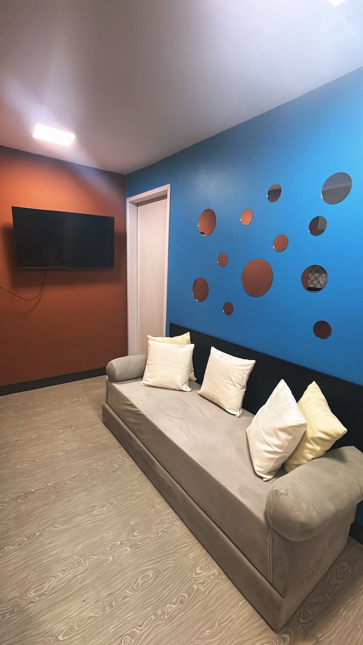 RUIMTE MET SLAAPBANK, 4K/ROKU TV, AIRCONDITIONING VOOR TOTAAL COMFORT.