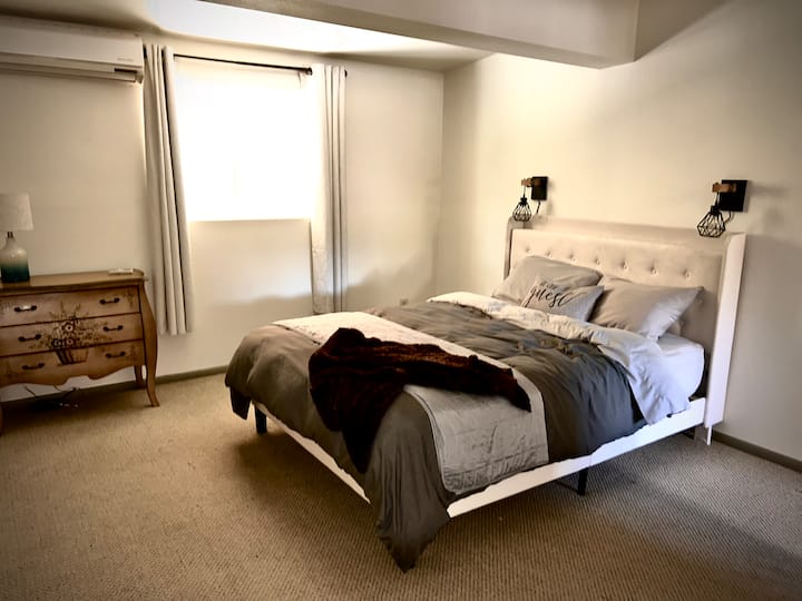 เตียงควีนไซส์พร้อมผ้าห่มนวมนุ่มสบาย 