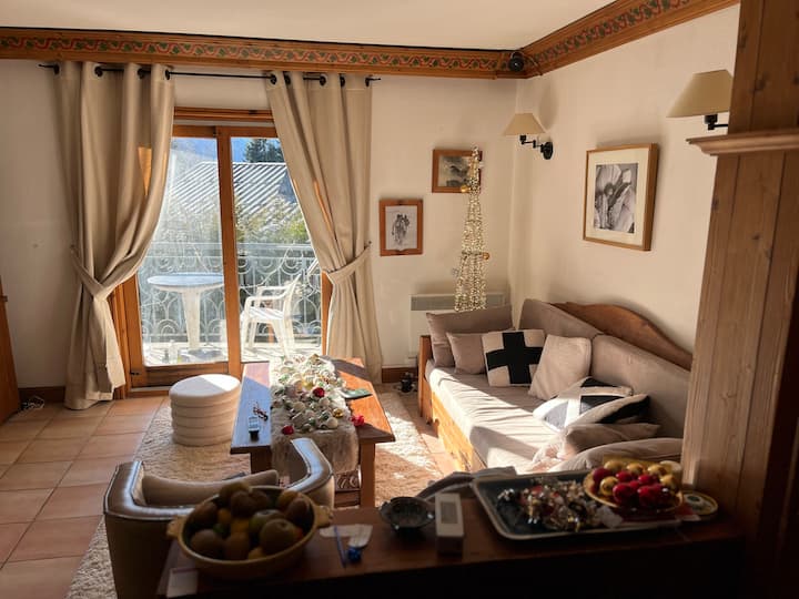 Всекидневна и балкон.