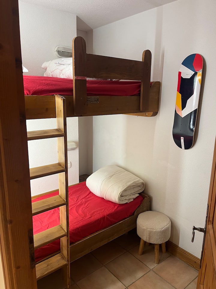 Спалня с 2 двуетажни легла с 2 големи гардероба. Изглед към гората.