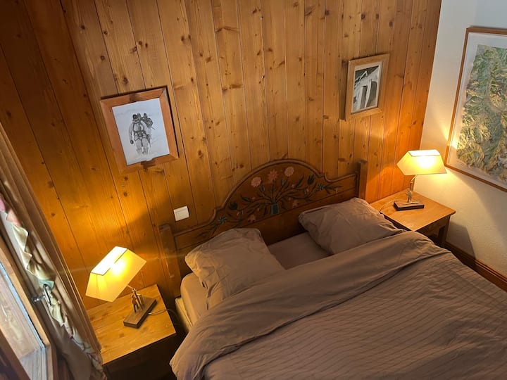 Главна спалня с изглед към гората. Налични са 2 големи гардероба.