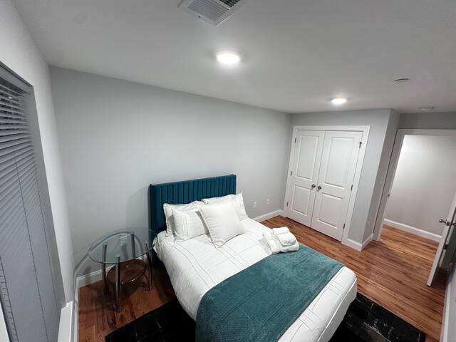 NYC 3Beds/3BR/EWR/Dntw Modern X Comfort Meets Home gallery image 4